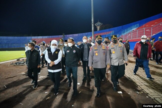 Kapolri Jendral Listyo Sigit Purnomo, didampingi Gubernur Jawa Timur Khofifah Indar Parawangsa, meninjau langsung Stadion Kanjuruhan di Malang, Jawa Timur pasca kerusuhan, Minggu malam (2/10) (courtesy : Mabes Polri).
