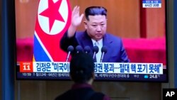 지난해 9월 한국 서울역에 설치된 TV에서 북한의 핵 위협 관련 보도가 나오고 있다.