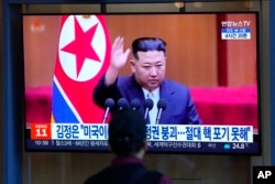 지난해 9월 한국 서울역에 설치된 TV에서 북한 김정은 국무위원장의 핵 보유 발언 관련 뉴스가 나오고 있다.