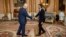 Wa Charles III akeyi Rishi Sunak, nouvo lide eli pati Konsevate a ak Premye Minis Anglete, nan Pale Buckingham la nan Lond, Madi 25 Oktob, 2022. 