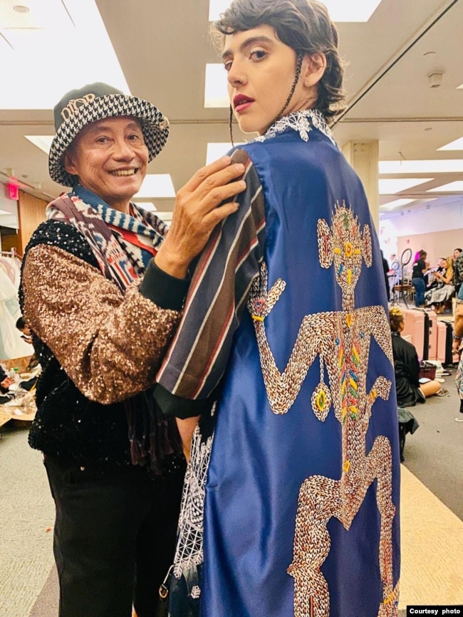 Ananta Kanapi (bertopi) bersama seorang model di kota New York.