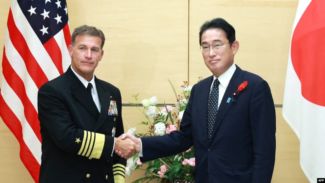 Panglima Komando Indo-Pasifik Amerika Serikat (AS) Laksamana John Aquilino saat bertemu dengan Perdana Menteri Jepang Fumio Kishida tahun lalu di Tokyo, 4 Oktober 2022. (Foto: Jiji Press/AFP)