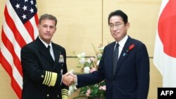 기시다 후미오 일본 총리(오른쪽)가 4일 도쿄 집무실에서 존 아퀼리노 미국 인도태평양사령관을 만나 북한의 탄도미사일 발사 대응 방안을 논의했다. 