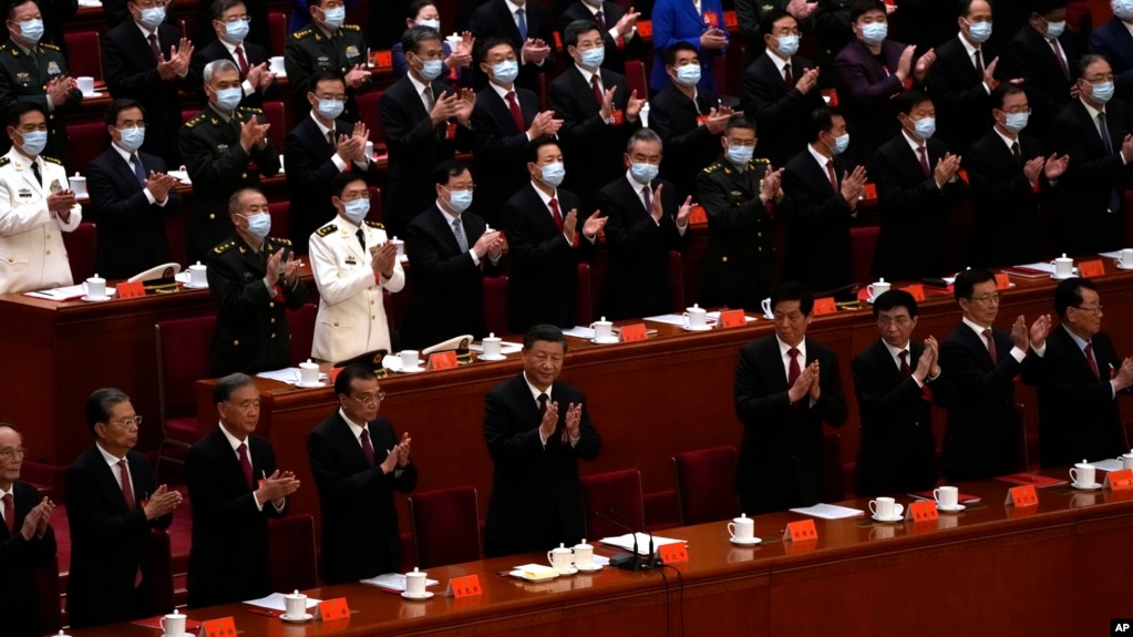 中共领导人习近平和其他中共二十大代表在闭幕式上。（2022年10月22日）(photo:VOA)