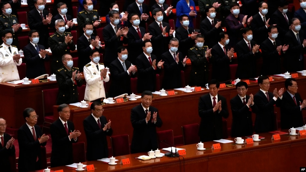 中共领导人习近平和其他中共二十大代表在闭幕式上。（2022年10月22日）(photo:VOA)
