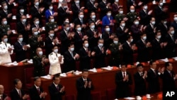 中共领导人习近平和其他中共二十大代表在闭幕式上。（2022年10月22日）