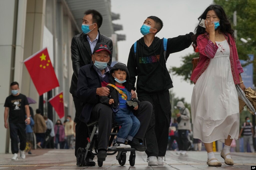 中国国旗假日期间，北京一家人在逛王府井。（2022年10月3日）(photo:VOA)