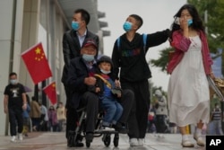 中国国旗假日期间，北京一家人在逛王府井。（2022年10月3日）