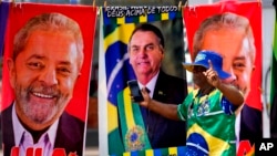 Un homme passe devant des serviettes à l'effigie des candidats à la présidence brésilienne, l'actuel président Jair Bolsonaro, au centre, et l'ancien président Luiz Inacio Lula da Silva, à Brasilia, au Brésil, le 27 septembre 2022. 