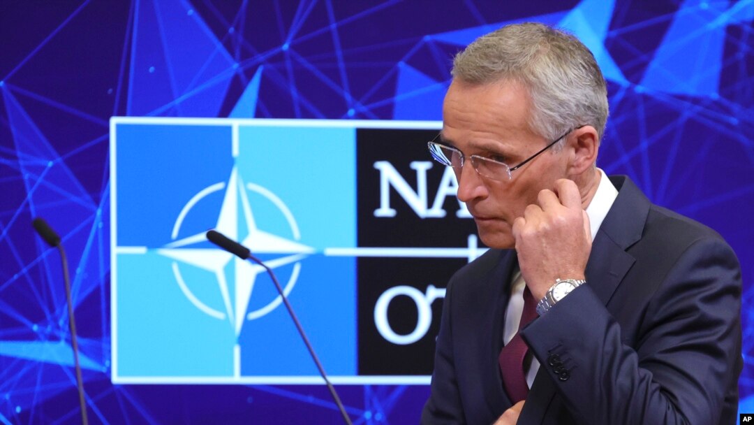 El secretario general de la OTAN, Jens Stoltenberg, llega a una conferencia de prensa después de una reunión de ministros de Defensa de la Alianza Atlántica en la sede de la OTAN, en Bruselas, el 13 de octubre de 2022.