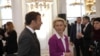 La presidenta de la Comisión Europea, Ursula von der Leyen habla con el presidente de Francia, Emmanuel Macron, durante una reunión de la Comunidad Política Europea en el Castillo de Praga, en República Checa, el jueves 6 de octubre de 2022. (Foto AP/Darko Bandic)