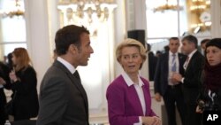 Presiden Komisi Eropa Ursula von der Leyen berbicara dengan Presiden Prancis Emmanuel Macron selama pertemuan Komunitas Politik Eropa di Kastil Praha, di Republik Ceko, Kamis, 6 Oktober 2022. (Foto: AP/Darko Bandik)