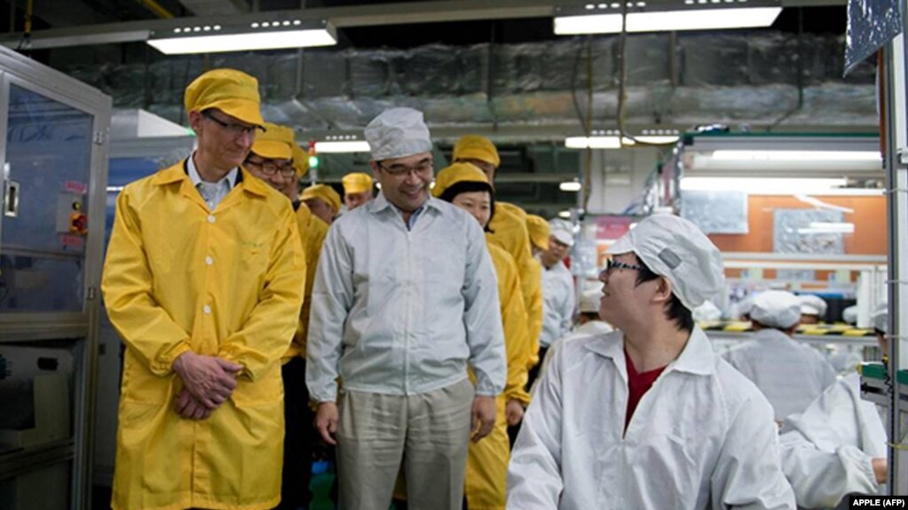 资料照：苹果CEO库克（左）参观富士康在郑州的苹果手机生产线。（法新社2012年3月28日）(photo:VOA)