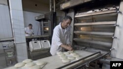"Cela fait plus d'un an que nous payons de nos poches pour produire du pain, nous n'en pouvons plus", confie un boulanger de Tunis.