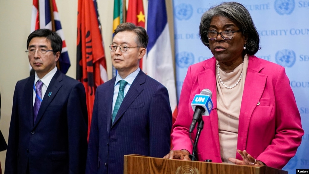 2022年10月5日，美、日、韩三国驻联合国大使在纽约联合国安理会会议结束时发表讲话；此前朝鲜五年来首次在日本上空发射弹道导弹。（路透社照片） (photo:VOA)