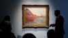 Lukisan karya Claude Monet, yang merupakan bagian dari seri karya bertema Haystacks (tumpukan jerami) 'Les Meules' ditampilkan di rumah lelang Sotheby's di New York, pada 3 Mei 2019. (Foto: Reuters/Lucas Jackson)