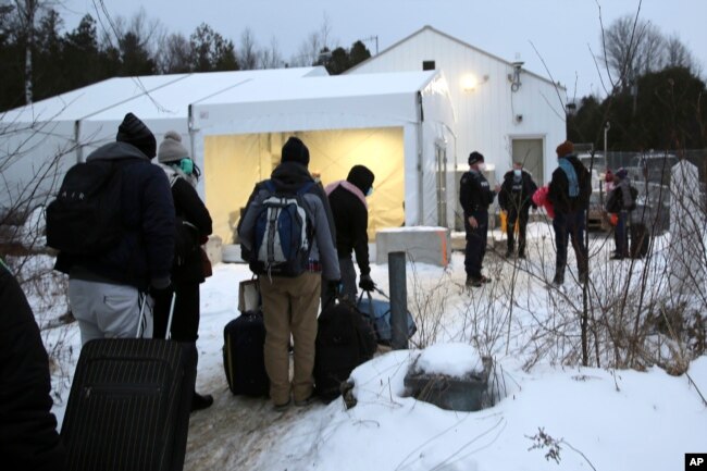 Göçmenler yaz kış demeden Kanada sınırlarından geçiş yapmaya çalışıyor.