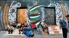Un enfant palestinien dance le "breakdancing".
