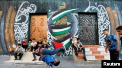 Un enfant palestinien dance le "breakdancing".