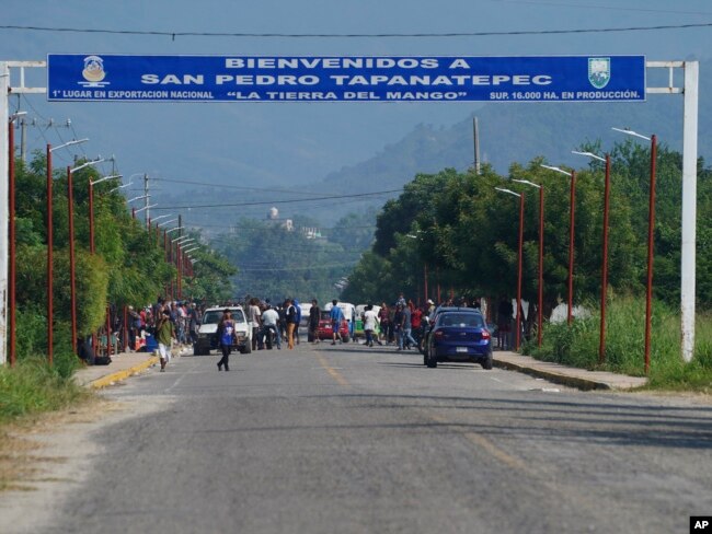 Mexico VenezMigrants, mostly from Venezuela, arrive at a camp where Mexican authorities will arrange permits for their continued travel north, in San Pedro Tapanatepec, Oaxaca, Mexico Wednesday, Oct. 5, 2022. (AP Photo/Marco Ugarte)