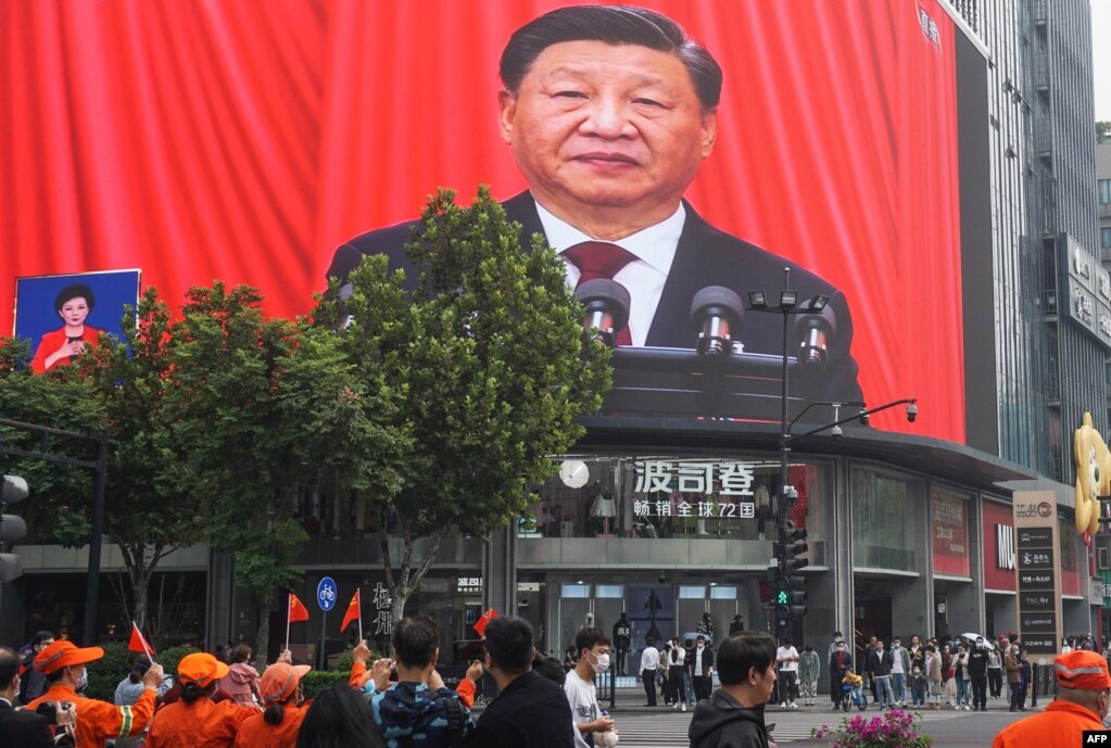 中国浙江省杭州市街头大屏幕直播放习近平在中共二十大开幕式上的讲话。（2022年10月16日）(photo:VOA)