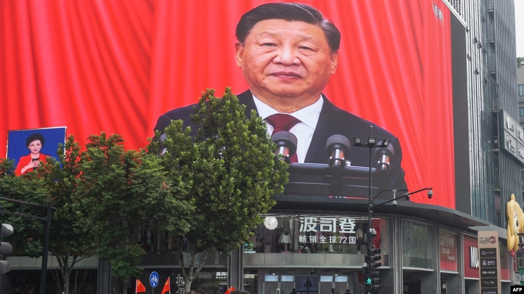 中国浙江省杭州市街头大屏幕直播放习近平在中共二十大开幕式上的讲话。（2022年10月16日）(photo:VOA)