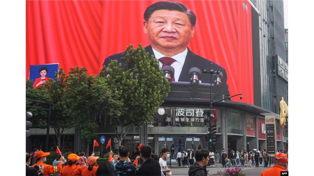 中国浙江省杭州市街头大屏幕直播放习近平在中共二十大开幕式上的讲话。（2022年10月16日）