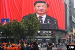 中國浙江省杭州市街頭大屏幕直播放習近平在中共二十大開幕式上的講話。 （2022年10月16日）
