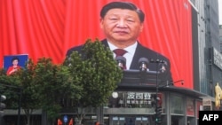中國浙江省杭州市街頭大屏幕直播放習近平在中共二十大開幕式上的講話。（2022年10月16日）