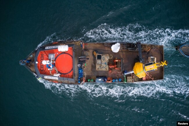 A boat transports a buoy to help avoid ship collisions with whales at the 'Corcovado' gulf area in the coast of Chiloe, Chile, October 10, 2022. (Fundacion MERI/Handout via REUTERS)