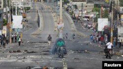Se observa una calle vacía con restos de barricadas durante una huelga nacional contra el aumento de los precios del combustible, en Puerto Príncipe, el 26 de septiembre de 2022.