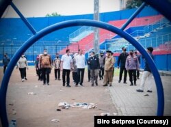 Presiden Joko Widodo meninjau Stadion Kanjuruhan di Malang usai terjadinya tragedi yang menewaskan ratusan orang. (Foto: Courtesy/Setpres)