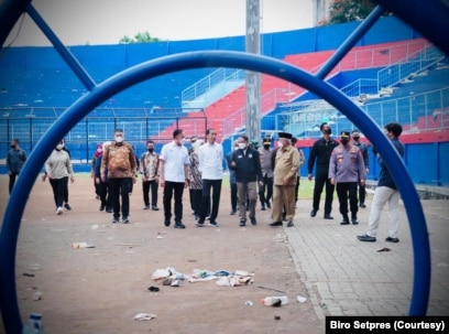 Presiden Joko Widodo meninjau Stadion Kanjuruhan di Malang usai terjadinya tragedi yang menewaskan ratusan orang. (Foto: Courtesy/Setpres)