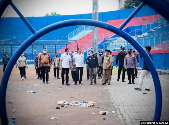 Presiden Joko Widodo meninjau Stadion Kanjuruhan di Malang usai terjadinya tragedi yang menewaskan ratusan orang. (Foto: Courtesy/Setpres)
