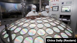 资料照片：在中国江苏省淮安市，江苏Azure公司半导体芯片生产线上，员工正在工作。(2022年3月25日)