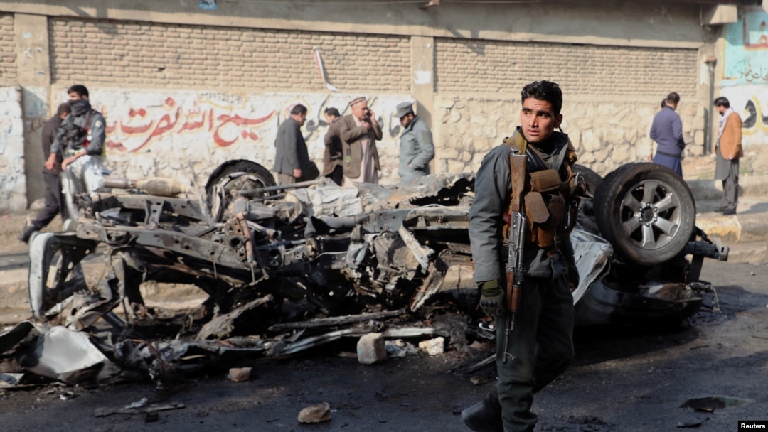 Seorang petugas polisi Afghanistan berjaga-jaga di lokasi ledakan bom di Kabul, Afghanistan 10 Januari 2021. (Foto: REUTERS/Omar Sobhani)