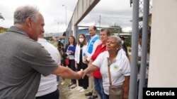 El senador estadounidense Tim Kaine se reúne con líderes de una ONG en Costa Rica para discutir las causas de la migración. [Foto: Cortesía]