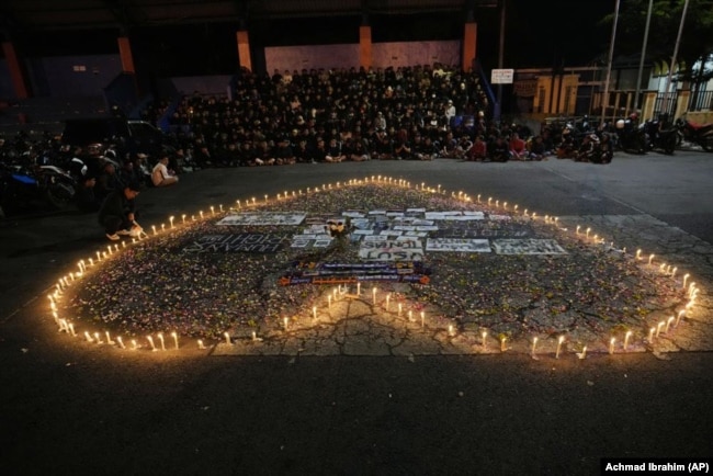 Suporter Arema FC mendoakan para korban pertandingan sepak bola Sabtu di Malang, 3 Oktober 2022. (Foto: AP/Achmad Ibrahim)