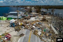 Sebuah foto udara yang diambil pada 1 Oktober 2022 menunjukkan bagian yang rusak dari Pine Island Road, puing-puing dan rumah-rumah yang hancur setelah Badai Ian di Matlacha, Florida. (Foto: AFP)