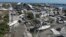 Se dwon ki pran foto sa a, ki montre bato epapiye pami kay apre pasaj Siklon Ian sou zile San Carlos nan Fort Myers Beach, Florid, Jedi, 29 Sept. 2022. 