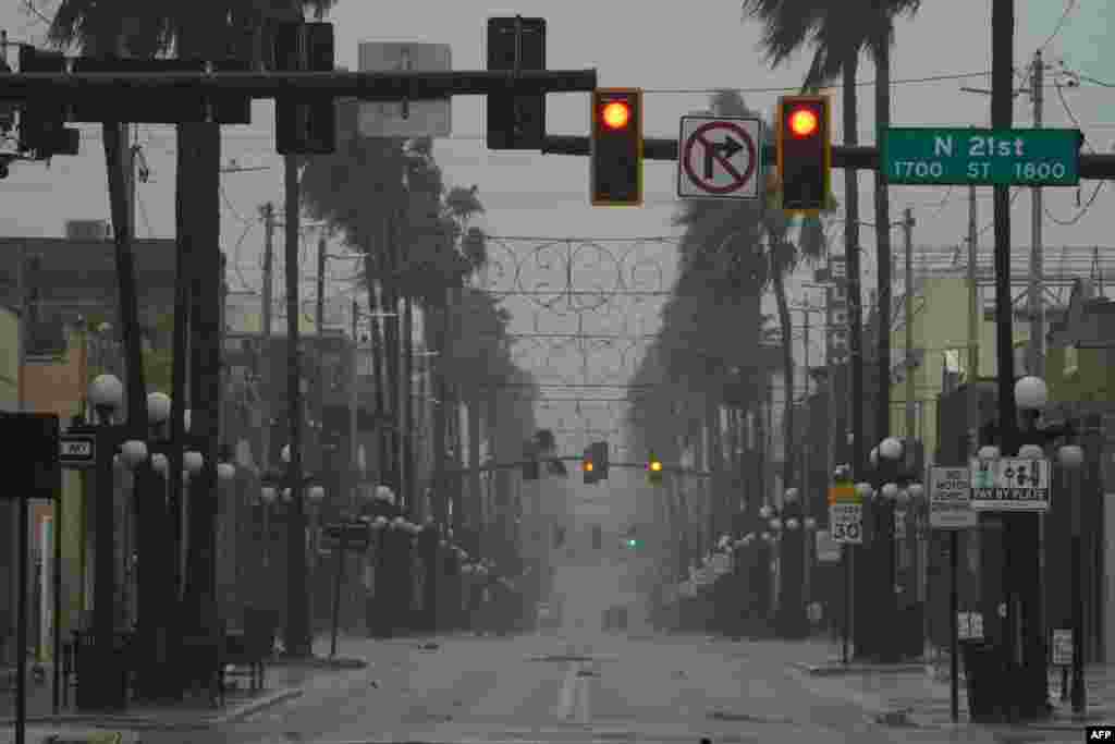 El viento y la lluvia aumentan en el vecindario de Ybor City antes de que el huracán Ian toque tierra el 28 de septiembre de 2022 en Tampa, Florida.