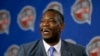 ARQUIVO - O ex-jogador de basquetebol da NBA Dikembe Mutombo ri-se durante uma conferência de imprensa, 14 de fevereiro de 2015, em Nova Iorque.