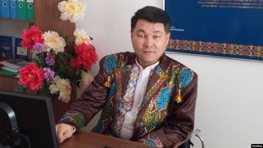 Niyetbay Urazbayev, Qozog'istonda o'z madaniy tashkilotini yuritadigan qoraqalpoq faol, hozirda O'zbekiston hukumati tomonidan qidiruvda ekanini aytadi. Urazbayev - Qozog'iston fuqarosi. 