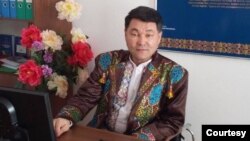 Niyetbay Urazbayev, Qozog'istonda o'z madaniy tashkilotini yuritadigan qoraqalpoq faol, hozirda O'zbekiston hukumati tomonidan qidiruvda ekanini aytadi. Urazbayev - Qozog'iston fuqarosi. 