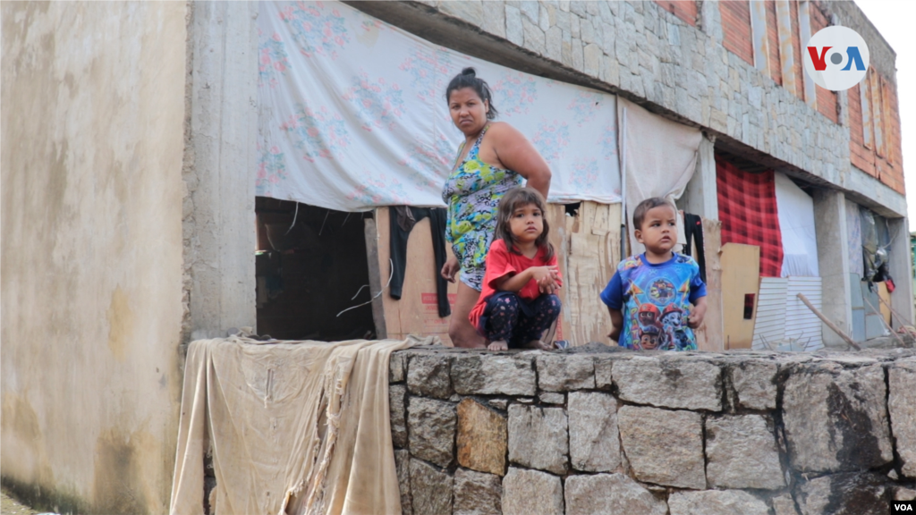 &ldquo;Ayuda por favor estamos inundados de lodo&rdquo;, indicaba un cartel pegado en una casa donde viven unas siete familias de bajos recursos en Maracay, Venezuela.