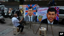 印度艺术教师萨加尔·坎布里正在孟买街头绘制里希·苏纳克的画像，庆祝这位英国印度裔新首相的当选。（2022年10月25日）