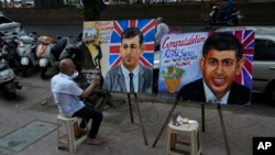 Gurukul School of Art teacher Sagar Kambli makes paintings to Congratulate New British Prime Minister Rishi Sunak in Mumbai, India, Oct. 25, 2022. 