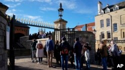 Orang-orang mengantre di luar Kastil Windsor untuk dapat melihat makam Ratu Elizabeth II di Kapel St George yang terletak di dalam kastil tersebut di Windsor, Inggris, pada 29 September 2022. (Foto: PA via AP/Jonathan Brady)