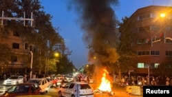 一辆警察摩托车在伊朗首都德黑兰的抗议行动中燃烧（2022年9月19日）
