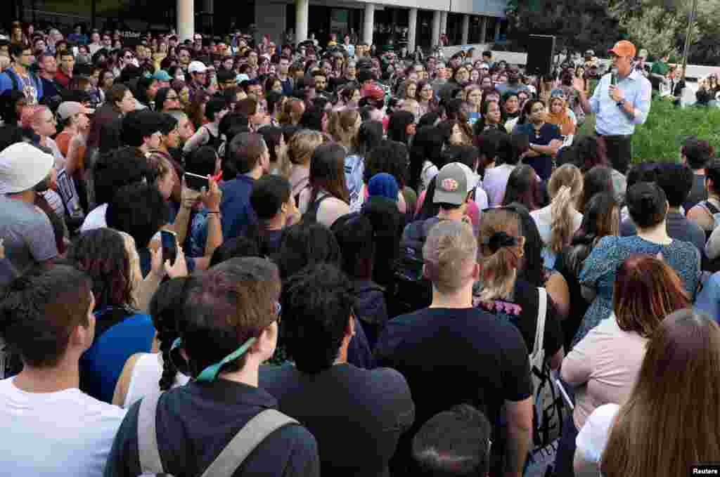 Mgombea kiti cha gavana wa jimbo la Texas, Mdemokrat Beto O&#39;Rourke akiwahimiza wanafunzi katika chuo kikuu cha Texas kujitokeza kwa wingi kupiga kura katika jimbo hilo lenye Warepublican wengi. Austin, Texas, September 26, 2022.